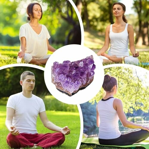 Personer mediterar utomhus med kristaller.