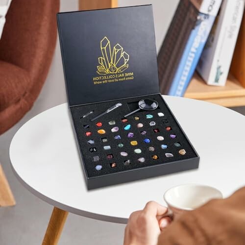 Mineralsamlingskit på ett bord med hand som håller kopp