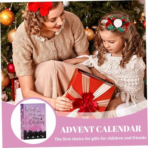 Mor och dotter öppnar julklapp vid granen.