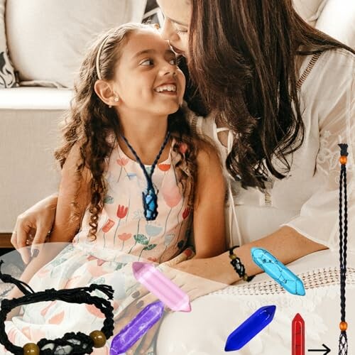 Mamma och dotter som ler och bär halsband.