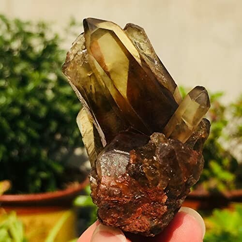 Naturlig citrinkristallkluster i handen.