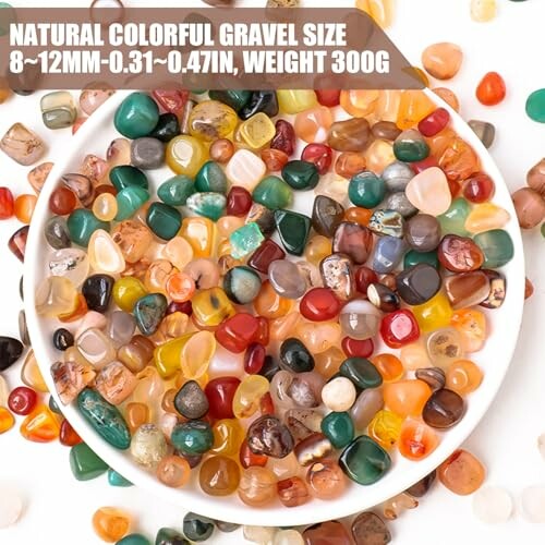 Färgglada naturliga grusstenar på en vit bakgrund.