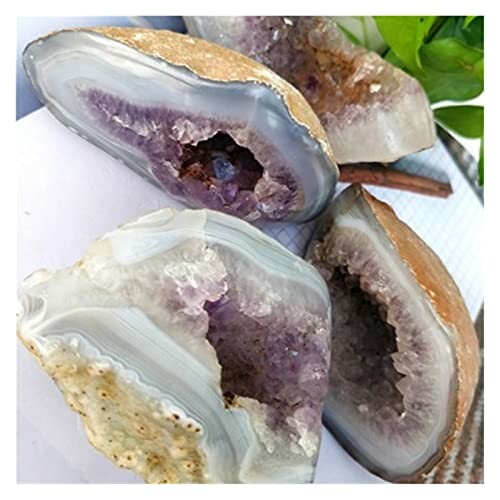 Naturliga geoder med kristaller