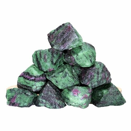 Hög med råa smaragdstener