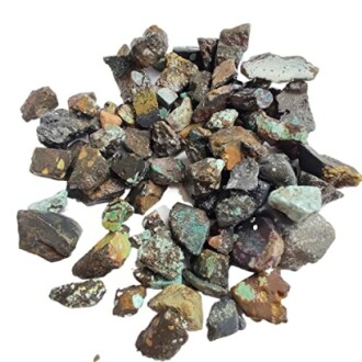 En hög med råa chrysocolla-stenar.