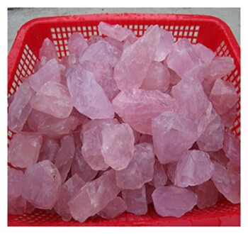 Rosa kvartsstenar i en korg