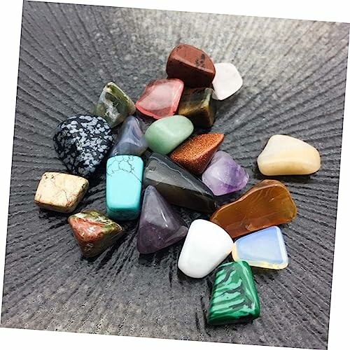 Olika polerade ädelstenar på en svart bakgrund.