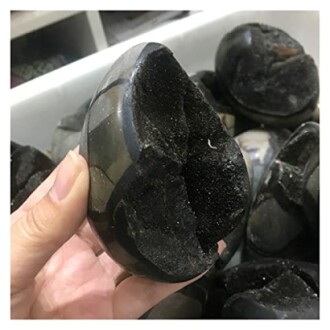 Hand håller en polerad geod