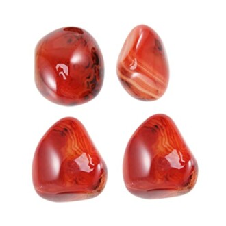 Fyra polerade röda karneolstenar.