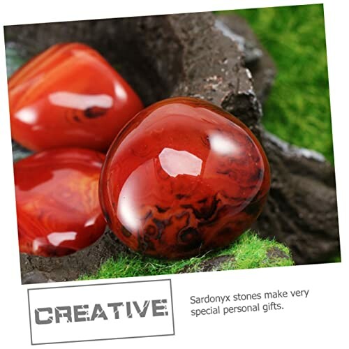 Polerade röda sardonyxstenar på mossa