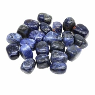 Polerade sodalitstenar på vit bakgrund.