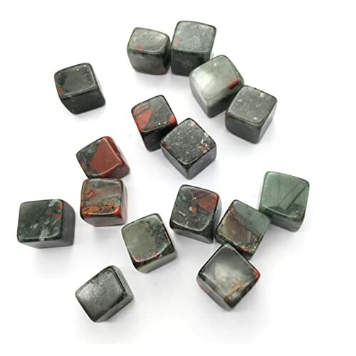 Polerade stenkuber på vit bakgrund