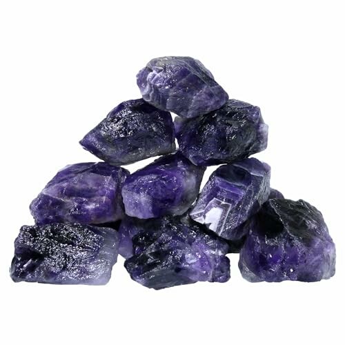 En hög av lila ametistkristaller