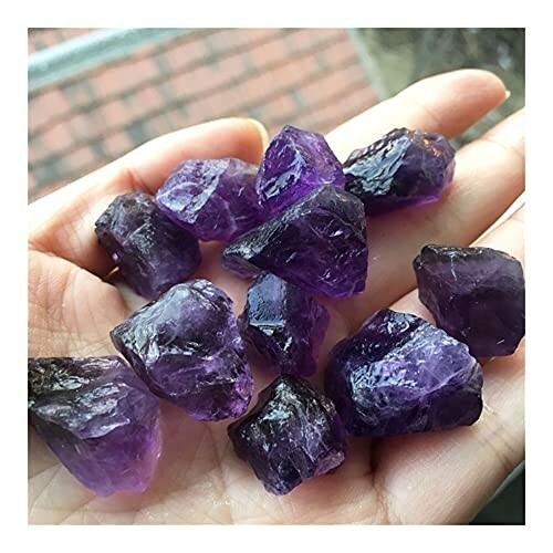 Hand som håller lila kristaller