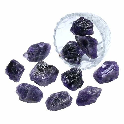 Lila ädelstenar i en glasbehållare