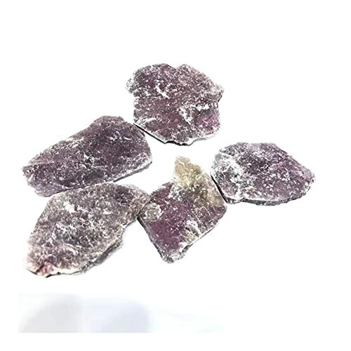 Fem lila mineralbitar på en vit bakgrund.