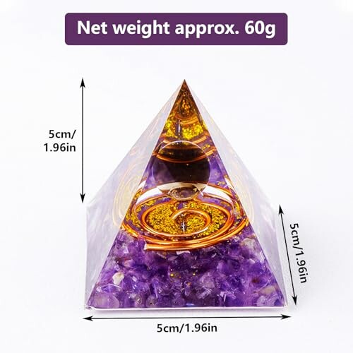 Pyramid av orgonit med ametist och gyllene detaljer