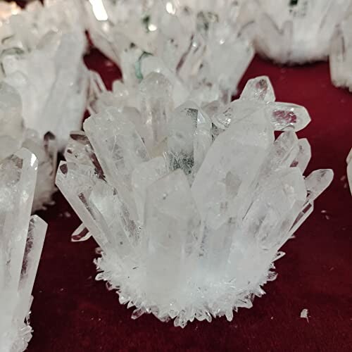 Kvarts kristallformation på röd bakgrund.