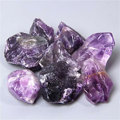 Råa ametistkristaller i olika former och storlekar