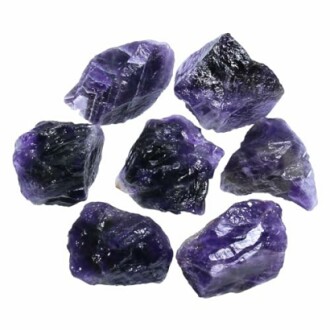 Rå ametiststenar i olika former och storlekar.