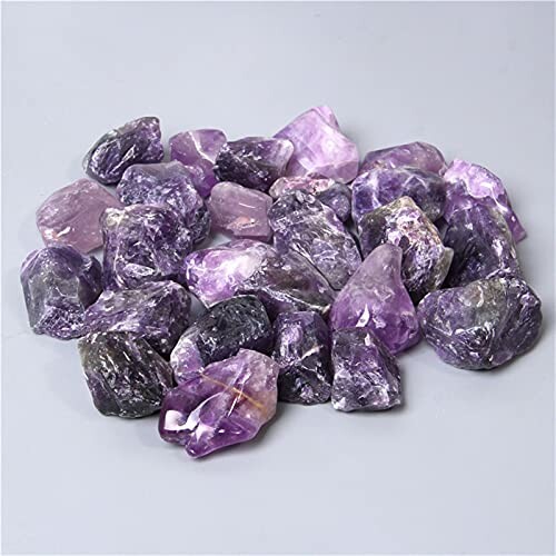 Råa ametiststenar på en yta.