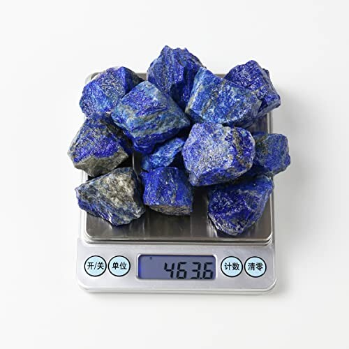 Rå blå lapis lazuli-stenar på en våg