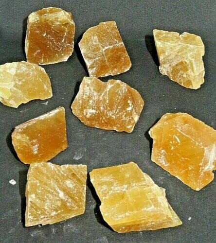 Rå kalciumkristaller på svart bakgrund