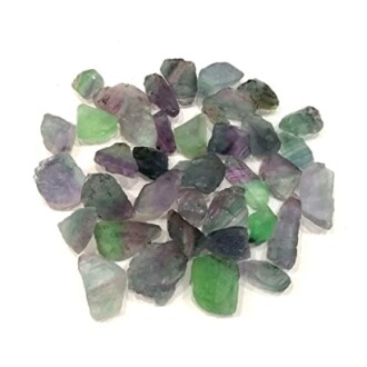 Råa fluoritkristaller i olika färger.