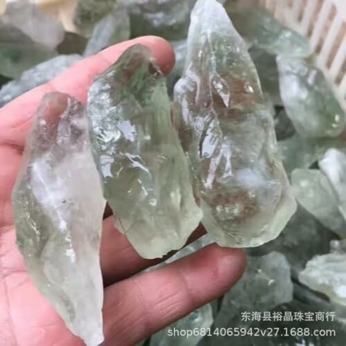 Hand håller råa gröna kristaller.