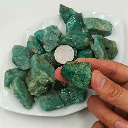 Råa gröna kristaller på en tallrik med ett mynt för storleksjämförelse.