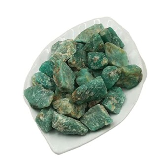 Råa gröna mineraler på en vit tallrik.