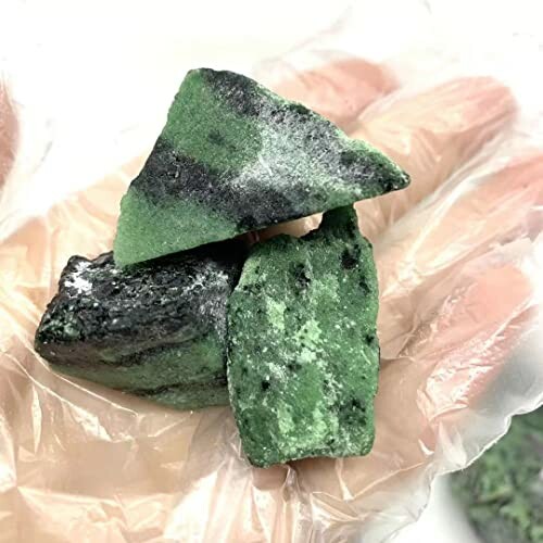 Grova gröna stenar i hand