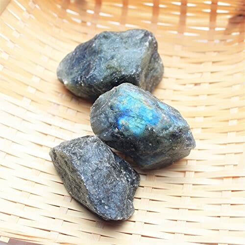 Rå labradoritstenar i en korg.