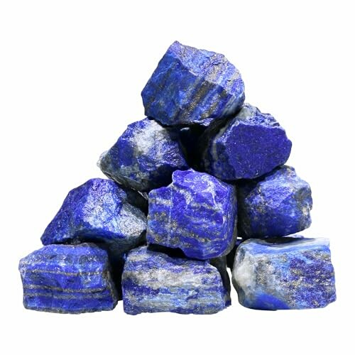 Råa lapis lazuli stenar staplade.