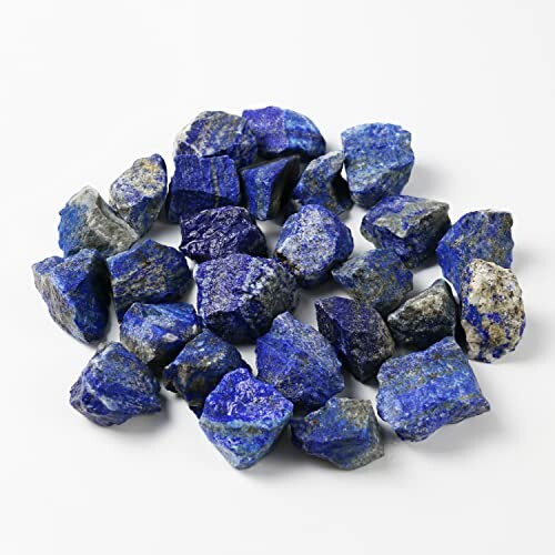 Rå lapis lazuli stenar på vit bakgrund