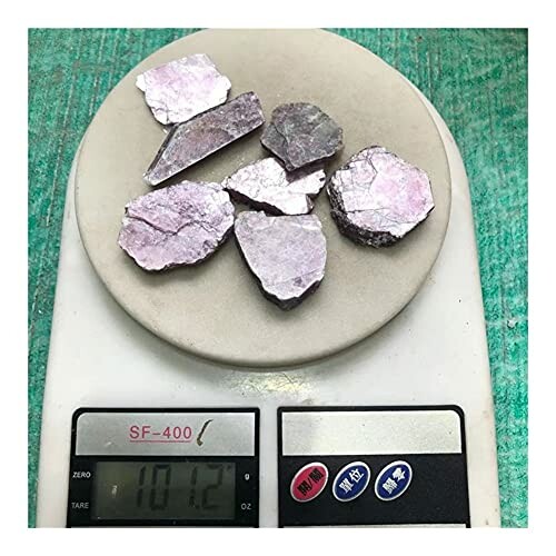 Rå mineralstenar på en våg