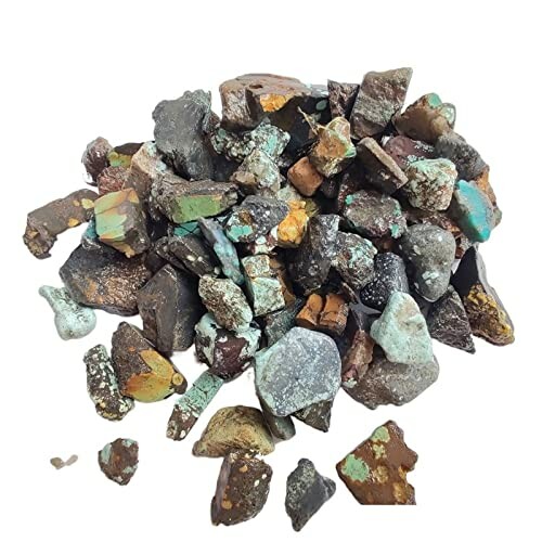 En samling av råa opalstenar i olika färger.