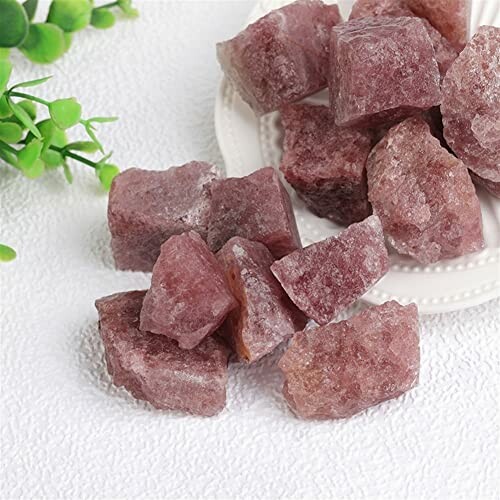 Rosa råkristaller på en tallrik.