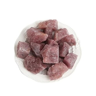 Rosa råkristaller på en vit tallrik.