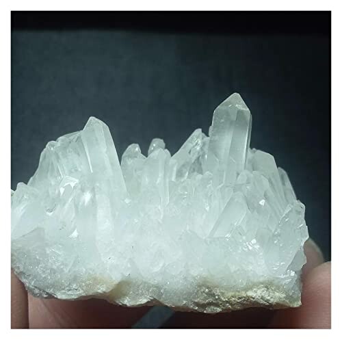 En klunga av rå kvarts kristaller