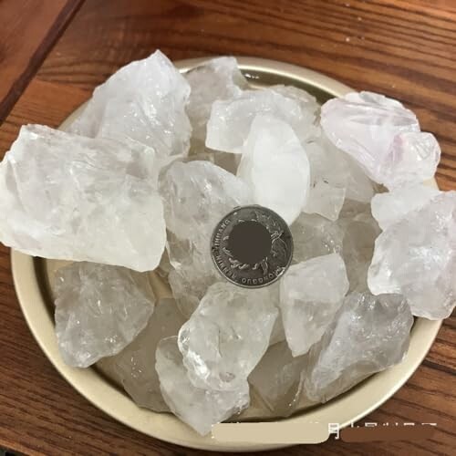 Råa kvartskristaller i en skål