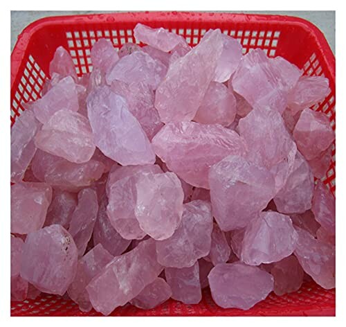 Rosa kvartsstenar i en röd korg.
