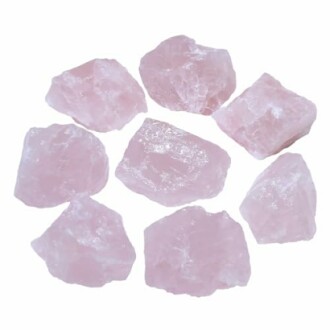 Rå rosenkvarts stenar på vit bakgrund.