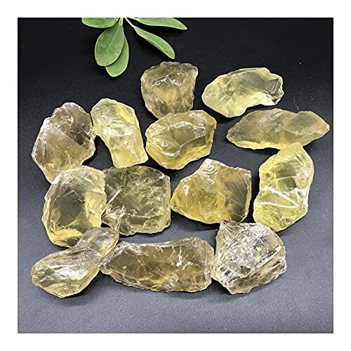 Rå gula kristaller på svart bakgrund