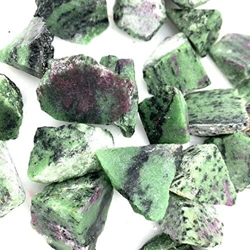 Oslipade zoisit och rubinstenar i grönt och lila