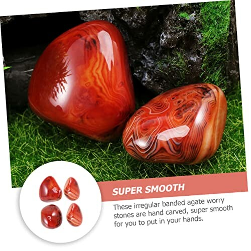 Två röda agatstenar på gräs