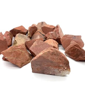 Röda jaspiskristaller på vit bakgrund.