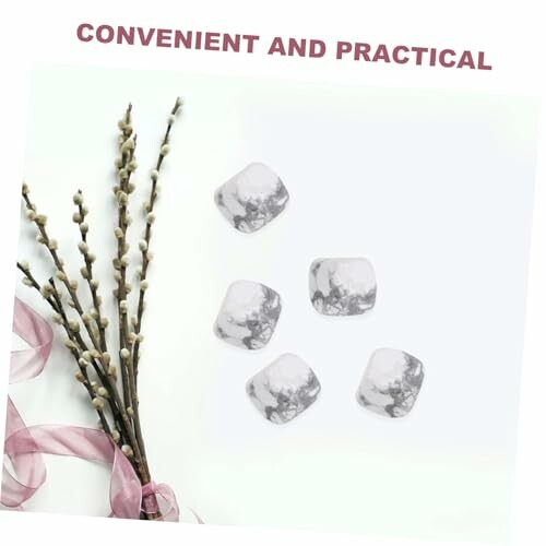 Återanvändbara sminkborttagningskuddar och kvistar.