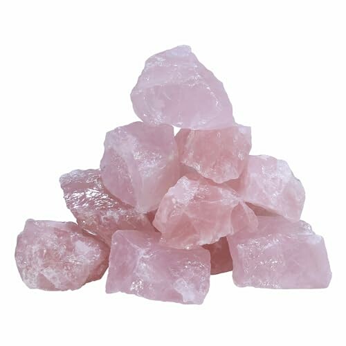 Rosa kvarts kristaller staplade.