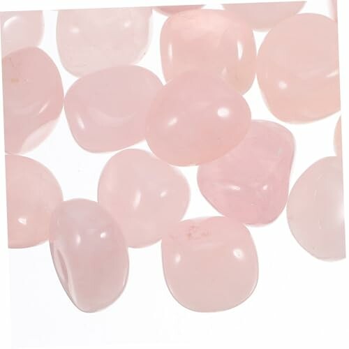 Rosa kvartsstenar mot vit bakgrund.